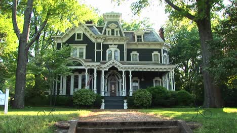 A-Lovely-Old-House-Is-Surrounded-By-Large-Leafy-Green-Trees