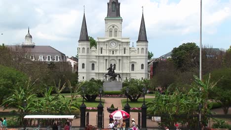 Pferdekutschen-Und-Verkehr-Passieren-Jackson-Square-Im-Französischen-Viertel-Von-New-Orleans?