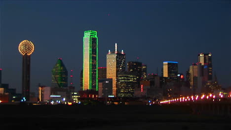 Lichter-Beleuchten-Die-Skyline-Von-Downtown-Dallas-TX