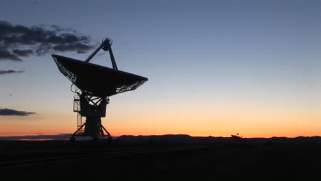 Mittlere-Aufnahme-Eines-Arrays-Am-National-Radio-Astronomy-Observatory-In-New-Mexico-New