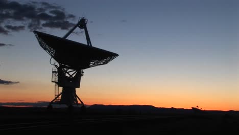 Mittelaufnahme-Eines-Arrays-Am-Nationalen-Radioastronomie-Observatorium-In-New-Mexico