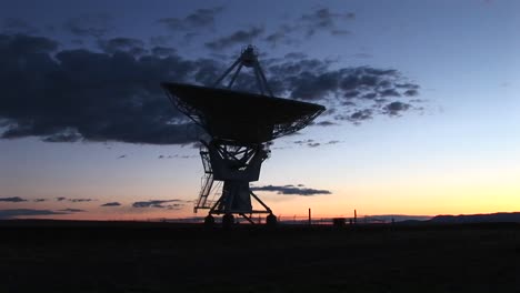 Plano-Medio-De-Una-Matriz-En-El-Observatorio-Nacional-De-Radioastronomía-En-Nuevo-México-1