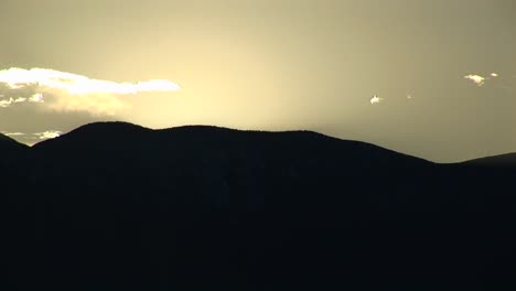 Totale-Silhouetten-Von-Hügeln-Zur-Goldenen-Stunde-Im-Death-Valley-Nationalpark