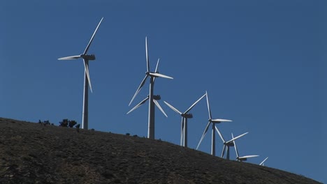 Mittlere-Aufnahme-Von-Windkraftanlagen-Zur-Stromerzeugung-In-Tehachapi,-Kalifornien
