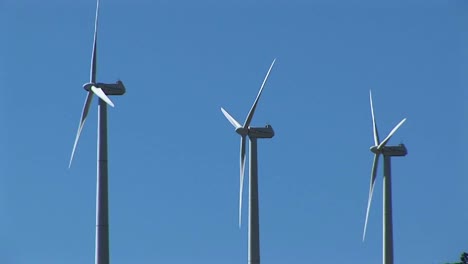 Mittelschuss-Von-Drei-Windkraftanlagen,-Die-Strom-In-Tehachapi,-Kalifornien,-Erzeugen