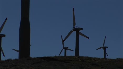 Mittlerer-Schuss-Von-Mehreren-Windkraftanlagen,-Die-Strom-In-Tehachapi-Kalifornien-2-.-Erzeugen