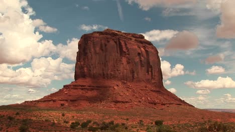 Totale-Einer-Sandsteinformationen-Im-Monument-Valley-Tribal-Park-In-Arizona-Und-Utah-1