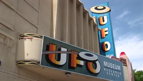 Mittlere-Aufnahme-Des-Festzelts-Für-Das-UFO-Museum-In-Roswell-New-Mexico