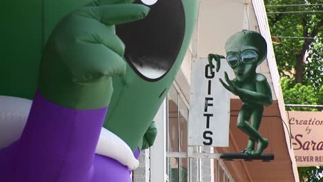 Closeup-Of-The-Sign-For-An-Alien-Gift-Shop-In-Roswell-New-Mexico