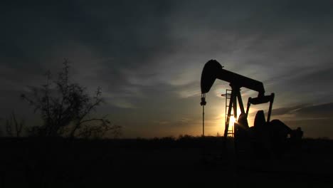 Mittlere-Aufnahme-Einer-Ölpumpe,-Die-Sich-In-Der-Wüste-Von-New-Mexico-Dreht-2