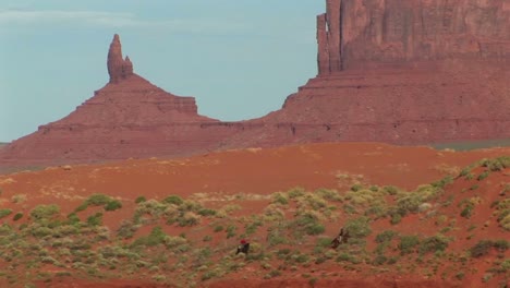Lange-Aufnahme-Von-Cowboys,-Die-Durch-Den-Monument-Valley-Tribal-Park-In-Arizona-Reiten?