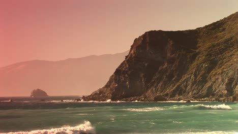 Longshot-Von-Wellen,-Die-Entlang-Einer-Steilen-Kalifornischen-Küste-Spritzen