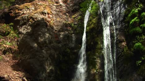 Pandown-Des-Wasserfalls,-Der-In-Einen-Reflektierenden-Pool-In-Big-Sur-California-Stürzt