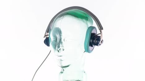 Glass-Changing-Headphones-4K-00