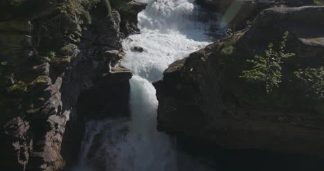 Norwegen-Felsige-Wasserfälle-4k-01