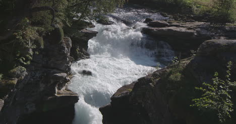 Norwegen-Felsige-Wasserfälle-4k-04