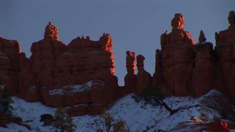 Mediumshot-De-Formaciones-Rocosas-En-Bryce-Canyon-National-Park-Espolvoreado-En-Nieve