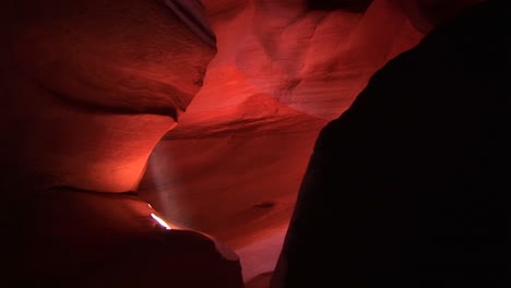 Mittlere-Aufnahme-Eines-Lichtstrahls,-Der-Einen-Innenraum-Im-Antilopen-Canyon-Arizona-Beleuchtet-1