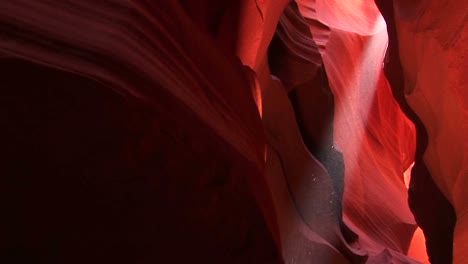 Mittlere-Aufnahme-Eines-Lichtstrahls,-Der-Einen-Innenraum-Im-Antilopen-Canyon-Arizona-Beleuchtet-2