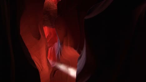 Mittlere-Aufnahme-Eines-Lichtstrahls,-Der-Einen-Innenraum-Im-Antilopen-Canyon-Arizona-6-.-Beleuchtet