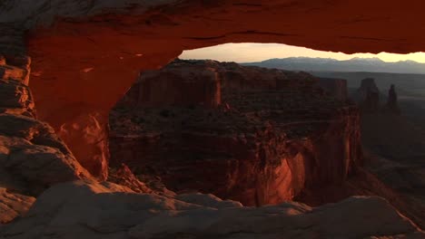 Ausleger-Von-Mesa-Arch-Im-Canyonlands-Nationalpark-Utah