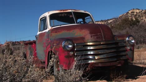 Wide-Shot-Of-Rusted-Old-Pickup-Truck-Littering-The-Utah-Desert