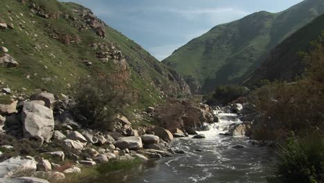 Weitschuss-Des-Flusses-Kern,-Der-Nach-Unten-Fließt,-Fällt-Durch-Eine-Schlucht-In-Den-Bergen-Der-Sierra-Nevada