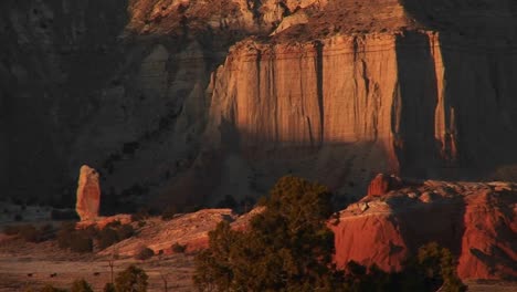 Mittlere-Aufnahme-Von-Sandstein-Canyon-Wänden-Im-Kodachrome-Becken-Im-Hinterland-Von-Utah