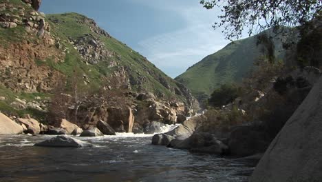 Weite-Aufnahme-Des-Kernflusses,-Der-Aus-Einer-Schlucht-In-Den-Bergen-Der-Sierra-Nevada-Fließt