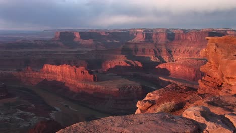 Wide-Shot-Vista-Over-The-Colorado-Río-And-Its-Side-Canyons-From-Dead-Horse-Point-State-Park-Utah