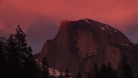 Plano-Medio-Ancho-De-La-Media-Cúpula-De-Yosemite-En-Invierno-Goldenhour