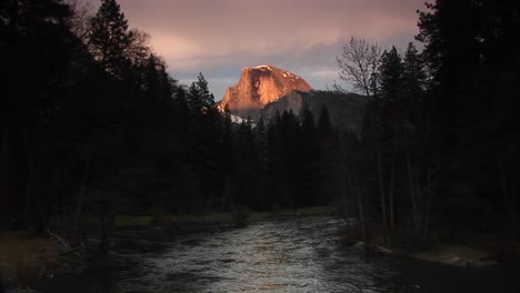 Mittelbreite-Aufnahme-Des-Fließenden-Mercedes-Flusses,-Der-Die-Strahlende-Halbe-Kuppel-Des-Yosemite-Nationalparks-Einrahmt