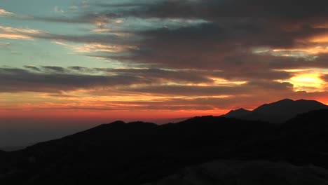 Panright-Eines-Feurigen-Kalifornischen-Sonnenuntergangs-Zu-Einem-Kletterer,-Der-An-Einer-überhängenden-Felswand-Hängt