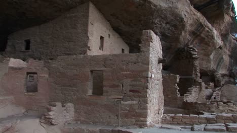 Mediumshot-Of-The-Ruins-Of-Native-American-Cliff-Dwellings-In-Mesa-Verde-National-Park-Colorado