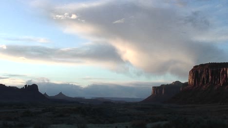 Mittlerer-Schuss-Eines-Butte,-Der-Durch-Das-Licht-Der-Untergehenden-Sonne-In-Der-Nähe-Von-Moab-Utah-Beleuchtet-Wird