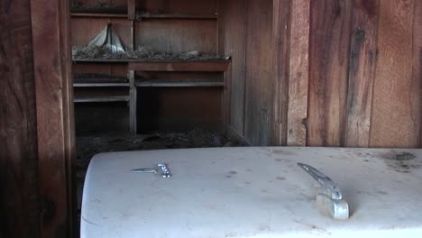 Mittlere-Aufnahme-Des-Inneren-Eines-Alten-Verlassenen-Bauernhauses-In-Der-Wüste-Von-Utahut