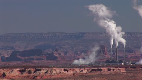 Mittelaufnahme-Einer-Fabrik-In-Der-Wüste-Von-Arizona,-Die-Schadstoffe-Ausstößt
