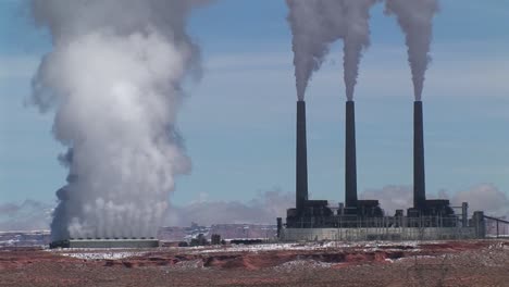 Mittlere-Aufnahme-Einer-Fabrik,-Die-In-Der-Wüste-Von-Arizona-Verschmutzung-Freisetzt