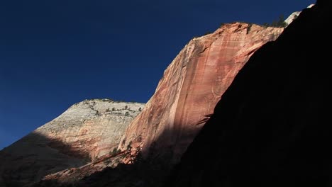 Mittlerer-Schuss-Von-Geriffelten-Sandstein-Klippenwänden-Im-Antilopen-Canyon-Arizona