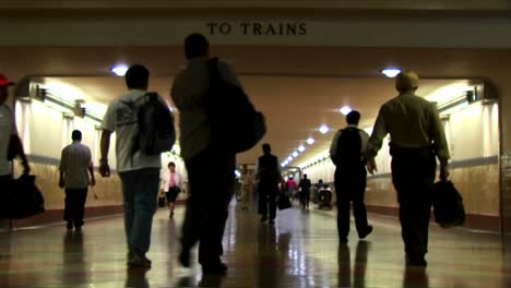 Timelapse-of-crowds-walking-in-an-underground-train-station