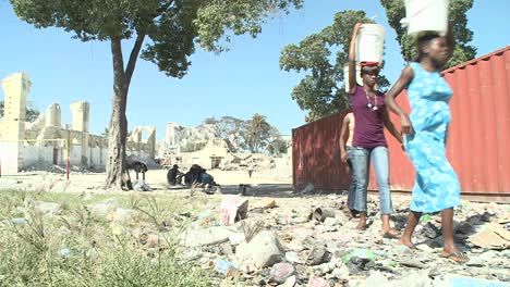 Frauen-Tragen-Wasser-Durch-Die-Trümmer-Nach-Dem-Erdbeben-In-Haiti