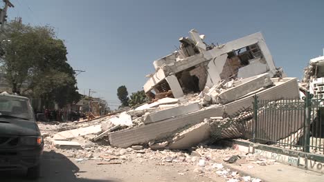Schwenk-Auf-Eingestürzte-Gebäude-Nach-Dem-Erdbeben-In-Haiti