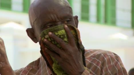 Ein-Flüchtling-Auf-Haiti-Bedeckt-Sein-Gesicht-Nach-Dem-Verheerenden-Erdbeben