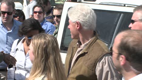 Bill-Y-Chelsea-Clinton-Visitan-A-Los-Refugiados-Durante-El-Terremoto-En-Haití-1