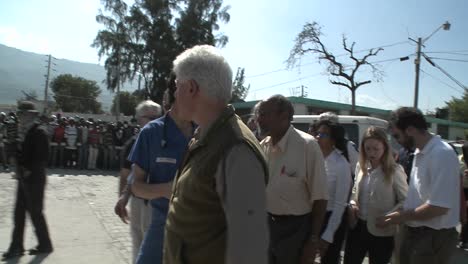 Bill-Y-Chelsea-Clinton-Visitan-A-Los-Refugiados-Durante-El-Terremoto-En-Haití-2
