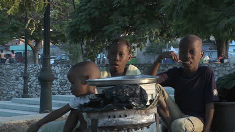 Flüchtlinge-Auf-Den-Straßen-Nach-Dem-Erdbeben-In-Haiti