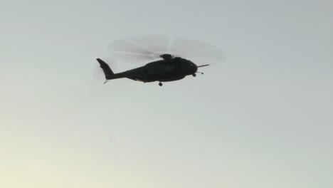 Ein-Blackhawk-Hubschrauber-Schwebt-Und-Bereitet-Sich-Auf-Die-Landung-Vor