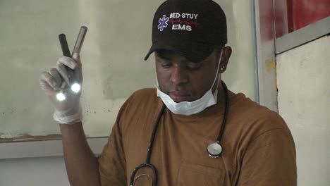 Ärzte-Operieren-Verletzte-Opfer-Des-Erdbebens-In-Haiti