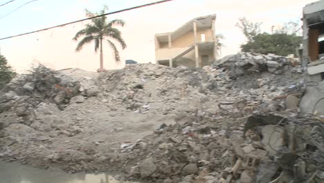 Sanitäter-Stehen-Zwischen-Den-Trümmern-Nach-Dem-Erdbeben-In-Haiti