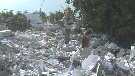 Arbeiter-Suchen-In-Trümmerhaufen-Nach-Dem-Erdbeben-In-Haiti